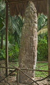 Stela 14 die een Balspeler afbeeldt in een Niet-Klassieke Maya-stijl, Terminal Classic